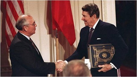USSR leader Gorbechev and US President Regan sign the Nuclear Arms Treaty in 1987